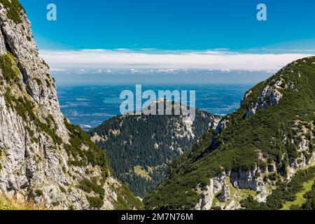 Vue de Wendelstein sur le paysage, derrière Simsssee et Chiemsee, Bayrischzell, haute-Bavière, Bavière, Allemagne, Europe Banque D'Images