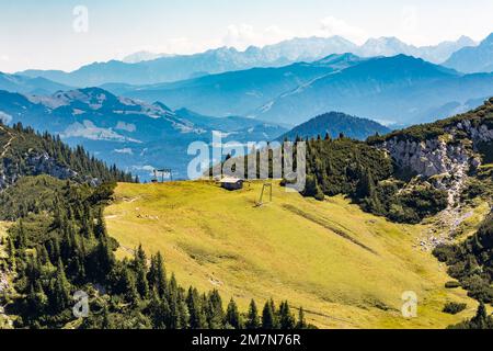 Vue de Wendelstein aux montagnes, Lacherlift, Wildbarren, 1448 m, derrière les Alpes Berchtesgaden, Bayrischzell, haute-Bavière, Bavière, Allemagne, Europe Banque D'Images