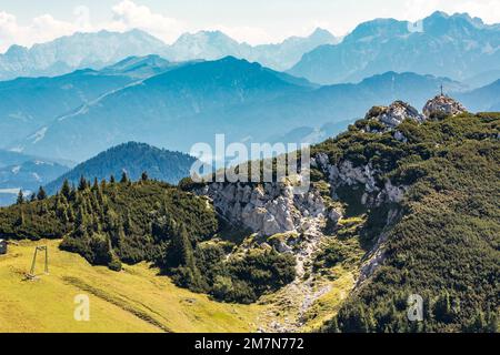 Vue de Wendelstein à la montagne, Lacherspitz, 1724 m, Wildbarren, 1448 m, Derrière les Alpes Berchtesgadener et Loferer, Bayrischzell, haute-Bavière, Bavière, Allemagne, Europe Banque D'Images