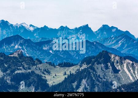 Vue de Wendelstein aux montagnes, Taubensteinhaus, Rauhkopf, derrière Karwendel Group, Bayrischzell, Haute-Bavière, Bavière, Allemagne, Europe Banque D'Images