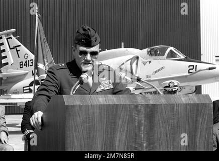 Le général de Marine LEO J. LeBlanc Jr., commandant général de la Marine Air Wing 3rd, s'adresse aux invités et aux spectateurs qui sont venus à l'exposition du dernier Avion Skyhawk A-4 construit par la McDonald Douglas Corp Base: Long Beach État: Californie (CA) pays: Etats-Unis d'Amérique (USA) Banque D'Images