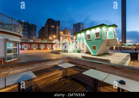 Aube à la maison à l'envers sur le front de mer de Brighton, East Sussex, Angleterre. Banque D'Images