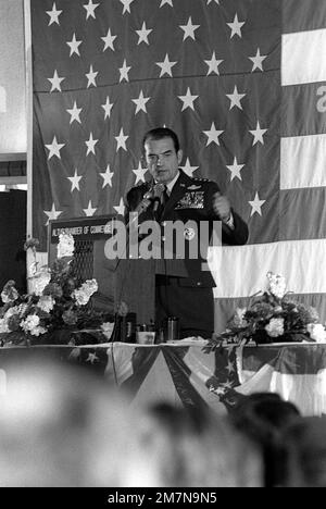 LE GÉN David Jones s'adresse à une réunion de la Chambre de commerce lors de sa visite à la base. Base: Altus Air Force base État: Oklahoma (OK) pays: États-Unis d'Amérique (USA) Banque D'Images