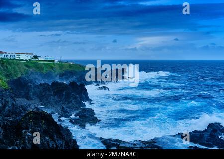 La côte nord-est de l'île de Flores par une journée de tempête. Açores, Portugal Banque D'Images