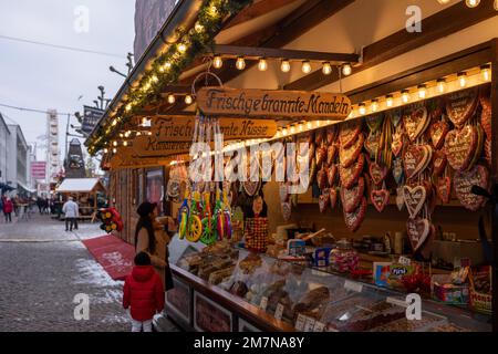 Étals sur un marché de Noël avec des mets de Noël et des bonbons le jour de décembre. Banque D'Images