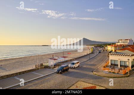 Moledo do Minho plage et Santa Tecla montagne en Espagne, Caminha, Minho. Portugal Banque D'Images