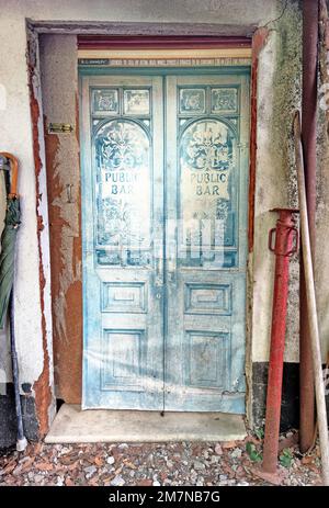 Rénovation sur la maison, porte en bois bleu d'un bar dans le nord de la Toscane Banque D'Images