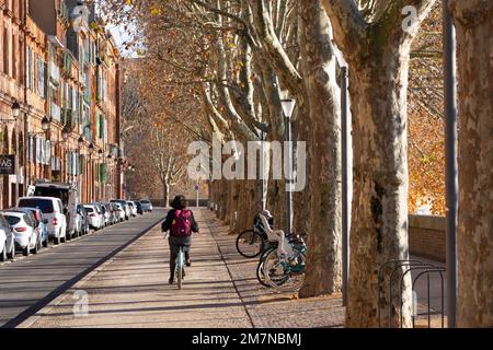 Cycliste sur le Quai Lucien Lombard au bord de la Garonne, Toulouse, France Banque D'Images