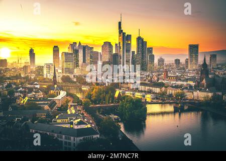 Coucher de soleil depuis une plate-forme d'observation, avec vue sur la ville et la ligne d'horizon du quartier des banques. Banque D'Images