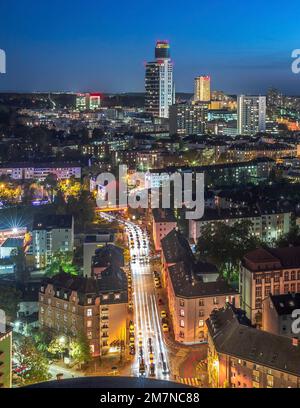 Coucher de soleil depuis une plate-forme d'observation, avec vue sur la ville et la ligne d'horizon du quartier des banques. Banque D'Images