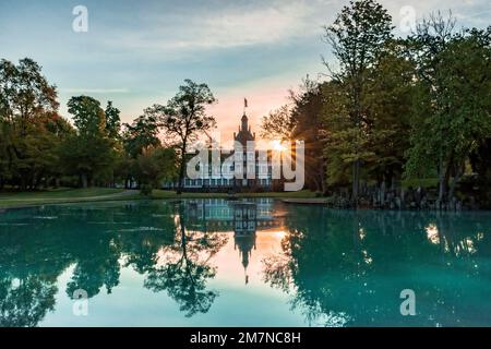 Château de Philippsruhe à Hanau en Allemagne, magnifique château sur la rivière main, grands nuages et arbres à la perfection au coucher du soleil ou au lever du soleil Banque D'Images