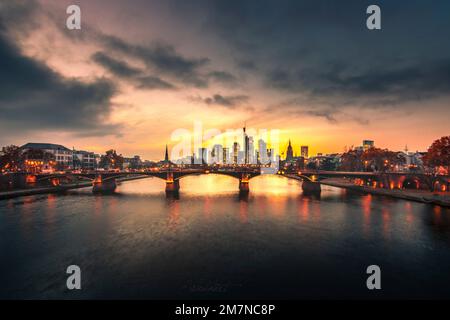 Panorama de la ville au coucher du soleil, belle vue sur la rivière main à la ligne d'horizon et les rives de Francfort-sur-le-main, Hesse Allemagne Banque D'Images