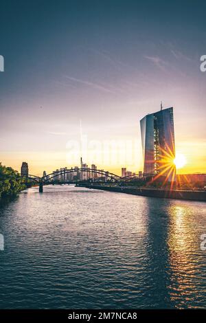 Panorama de la ville au coucher du soleil, belle vue sur le main à la ligne d'horizon et les banques, Banque centrale européenne, Francfort-sur-le-main, Hesse Allemagne Banque D'Images