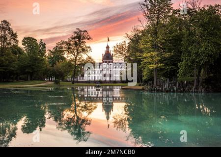 Château de Philippsruhe à Hanau en Allemagne, magnifique château sur la rivière main, grands nuages et arbres à la perfection au coucher du soleil ou au lever du soleil Banque D'Images