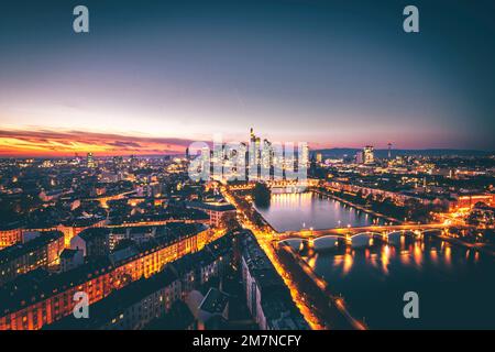 Vue d'en haut sur une ville en soirée avec rivière. Rues éclairées au coucher du soleil, Lindnerhotel, Francfort-sur-le-main, Hesse, Allemagne Banque D'Images