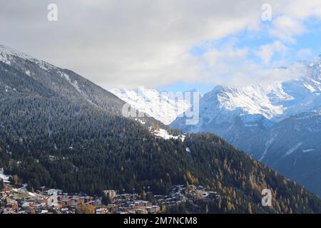 Vue sur les alpes suisses sur la station de ski de Verbier, Valais, Suisse en automne Banque D'Images