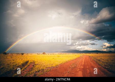 Arc-en-ciel sur la vaste savane du parc national de Tsavo West, Taita Hills, Kenya, Afrique Banque D'Images