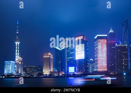 Shanghai, Chine - 18 mars 2012 : Bund de Shanghai la nuit pendant l'heure bleue, Chine Banque D'Images