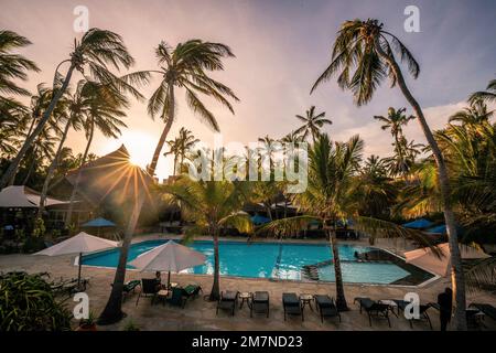 Hôtel africain, vue sur une piscine avec palmiers, Kenya, Afrique Banque D'Images