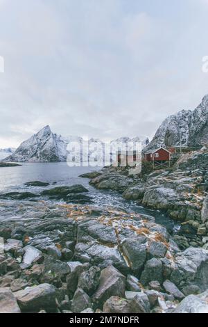 Hamnoy à Lofoten, village de pêcheurs, Norvège, avec des maisons de rorbu rouges en hiver Banque D'Images