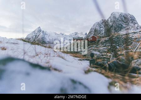 Hamnoy à Lofoten, village de pêcheurs, Norvège, avec des maisons de rorbu rouges en hiver Banque D'Images