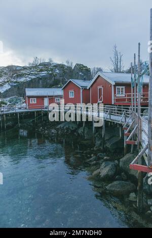 Nusfjord, cabines de pêche, hébergement pour les clients, village de pêcheurs, Lofoten, Nordland, Norvège Banque D'Images