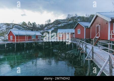 Nusfjord, cabines de pêche, hébergement pour les clients, village de pêcheurs, Lofoten, Nordland, Norvège Banque D'Images