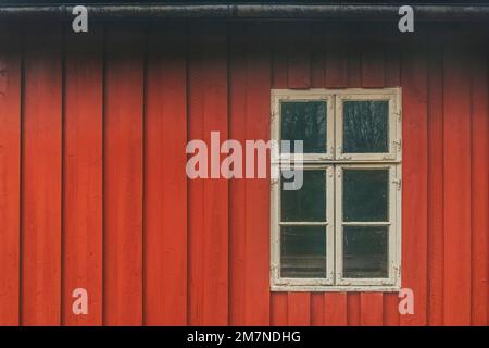 Détail de la cabane de pêche norvégienne, des fenêtres en bois peintes en blanc, cabane traditionnelle de Rorbu / maison sur les îles Lofoten, Norvège Banque D'Images