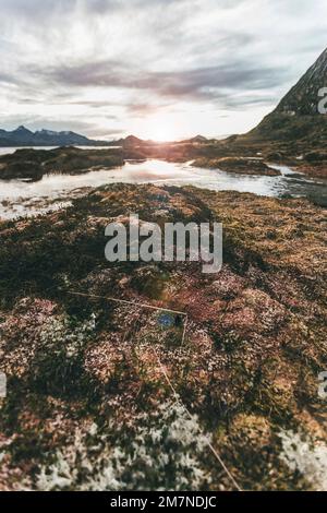 Paysage typique du fjord en automne au coucher du soleil à Vesteralen, Norvège, paysage côtier nordique avec rochers, mer, marais, montagnes et eaux Banque D'Images