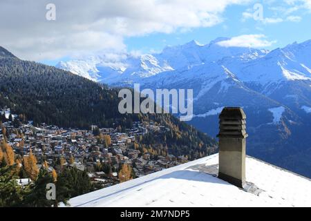 Vue sur les alpes suisses enneigées en automne sur la station de ski de Verbier, Valais, Suisse. Paysage de voyage du chalet suisse surplombant les alpes Banque D'Images