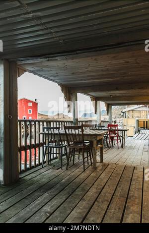 Tables sur les jetées, village de pêcheurs de Nyksund à Vesteralen, village de pêcheurs, Norvège Banque D'Images