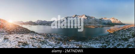 Paysage hivernal enneigé au coucher du soleil en Norvège, photo panoramique de la beauté de la nature en Scandinavie, vue panoramique Banque D'Images