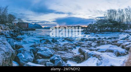 Petit vieux port dans le fjord du Nord Norge, Norvège, surface gelée et glacée, paysage du fjord avec mer et bateau, panorama Banque D'Images