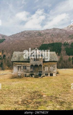 Ancienne maison en Norvège, zone rurale au nord avec maison en bois, maison de sorcière Banque D'Images