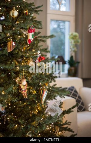Arbre de Noël décoré avec soin dans un ancien bâtiment appartement Banque D'Images