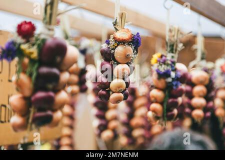 Zibelemärit traditionnel, marché aux oignons à Berne, Suisse, oignons comestibles (Allium cesp), gros plan, tresse aux oignons Banque D'Images