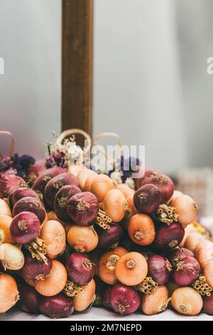 Plaques d'oignon empilées les unes sur les autres, Zibelemärit traditionnel, marché de l'oignon à Berne, Suisse, oignons comestibles (Allium cesp), gros plan, tresse d'oignon Banque D'Images