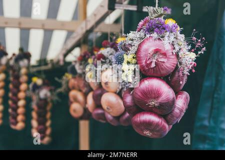 Zibelemärit traditionnel, marché aux oignons à Berne, Suisse, oignons comestibles (Allium cesp), gros plan, tresse aux oignons Banque D'Images