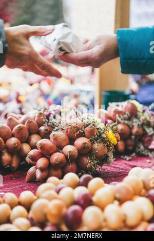 Situation des ventes Zibelemärit traditionnel, marché de l'oignon à Berne, Suisse, gros plan, oignons comestibles (Allium cesp), vente d'une tresse d'oignon Banque D'Images