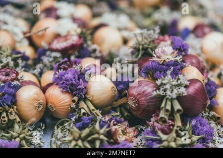 Décoration florale sur tresse d'oignon, Zibelemärit traditionnel, marché aux oignons à Berne, Suisse, oignons comestibles (Allium cesp), gros plan, Banque D'Images