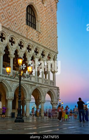 Sur la Piazza San Marco (place Saint-Marc) se trouve le célèbre Palais des Doges, construit à partir de 1340. Banque D'Images