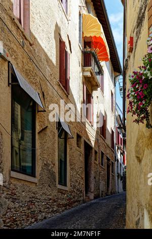 Une allée pittoresque dans la ville d'Asolo, au nord de l'Italie Banque D'Images