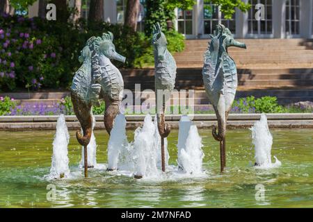 Fontaine de cheval de mer dans les jardins du spa, Timmendorfer Strand, la baie de Lübeck, la mer Baltique, le Schleswig-Holstein, Allemagne, Europe Banque D'Images