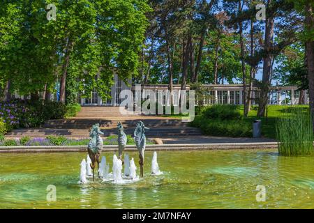 Fontaine de cheval de mer dans les jardins du spa, Timmendorfer Strand, la baie de Lübeck, la mer Baltique, le Schleswig-Holstein, Allemagne, Europe Banque D'Images