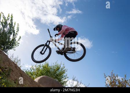 BMX cavalier saut, Fun sport sale saut, Magdeburg, Saxe-Anhalt, Allemagne Banque D'Images