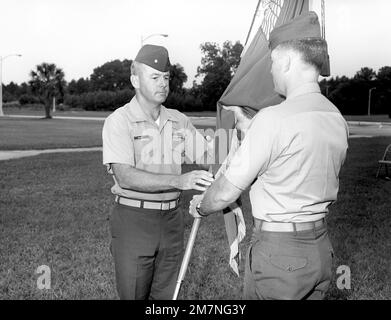 Cérémonie de passation de commandement pour le LTC Delbert M. Bassett (à gauche), commandant, Escadron du quartier général et du quartier général, qui est soulagé par LE MAJ Junior D. Littlejohn. Littlejohn reçoit les couleurs de l'escadron de Bassett. Base: MCAS, Beaufort État: Caroline du Sud (SC) pays: États-Unis d'Amérique (USA) Banque D'Images