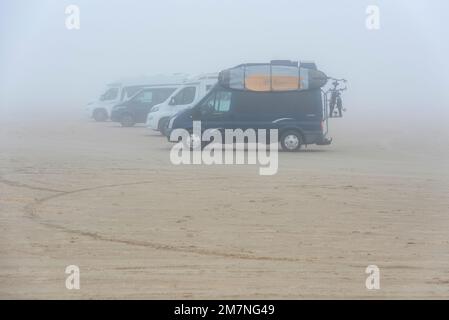 Campeurs sur la plage de Lakolk, campeurs dans le brouillard, île danoise de la mer du Nord Rømø, Tønder, Syddanmark, Danemark Banque D'Images