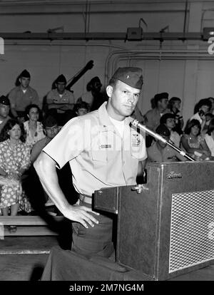 LTC Rabun N. Patrick Jr., commandant du Marine Fighter Attack Squadron 451 (VMFA-451), prononce son discours d'adieu lors de sa cérémonie de passation de commandement. Il est soulagé par LE MAJ Charles R. Geiger. Base: MCAS, Beaufort État: Caroline du Sud (SC) pays: États-Unis d'Amérique (USA) Banque D'Images