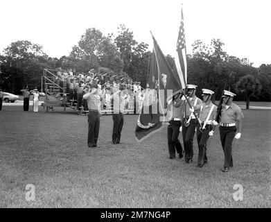 Cérémonie de passation de commandement pour le LTC Delbert M. Bassett (à droite), commandant, Escadron du quartier général et du quartier général, qui est soulagé par LE MAJ Junior D. Littlejohn. Les deux Marines saluent alors que les couleurs passent en revue. Base: MCAS, Beaufort État: Caroline du Sud (SC) pays: États-Unis d'Amérique (USA) Banque D'Images