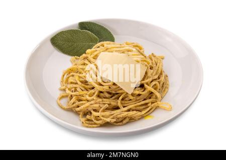 Tajarin piémontais, tagliolini italien (nouilles) à base de pâte de farine, d'œuf et de truffe assaisonnée de beurre et de sauge dans une assiette blanche isolée sur W Banque D'Images